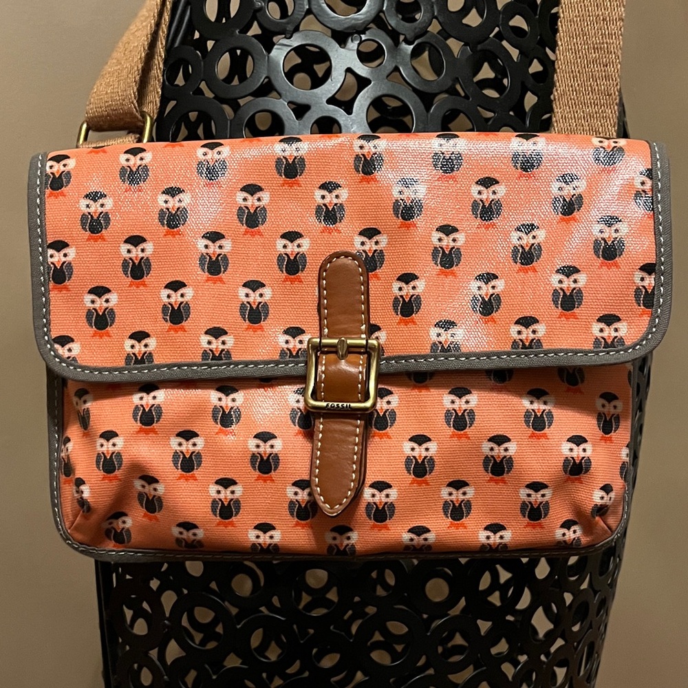 Fun Fossil mini key-per dusty rose owl cross body with PVC coated exterior. - Picture 2 of 5